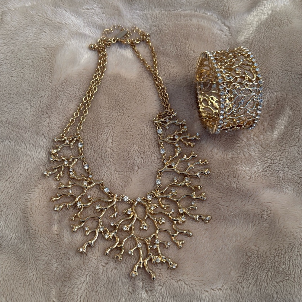 White House black market necklace and bracelet set